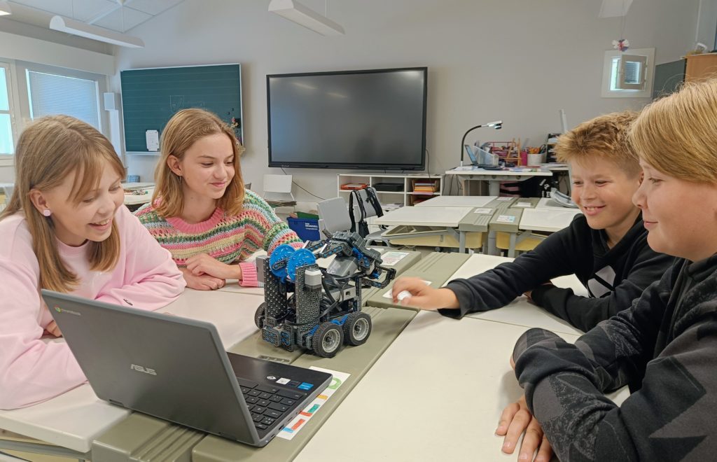 Robotit osana oppituntia toivat kaikkia ilahduttanutta vaihtelua koulupäiviin. Kuvassa oppilaita tunnilla.